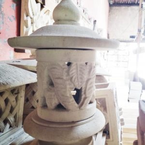 Read more about the article 20 Gambar Batu Paras Ukir Lampion Bentuk Stupa Candi